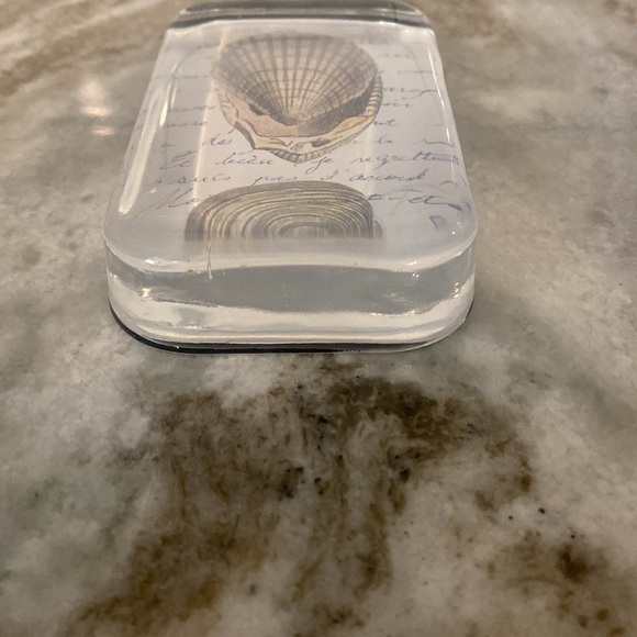 Vintage rectangular coastal ocean seashell paperweight. Beach cottage office - Picture 2 of 8